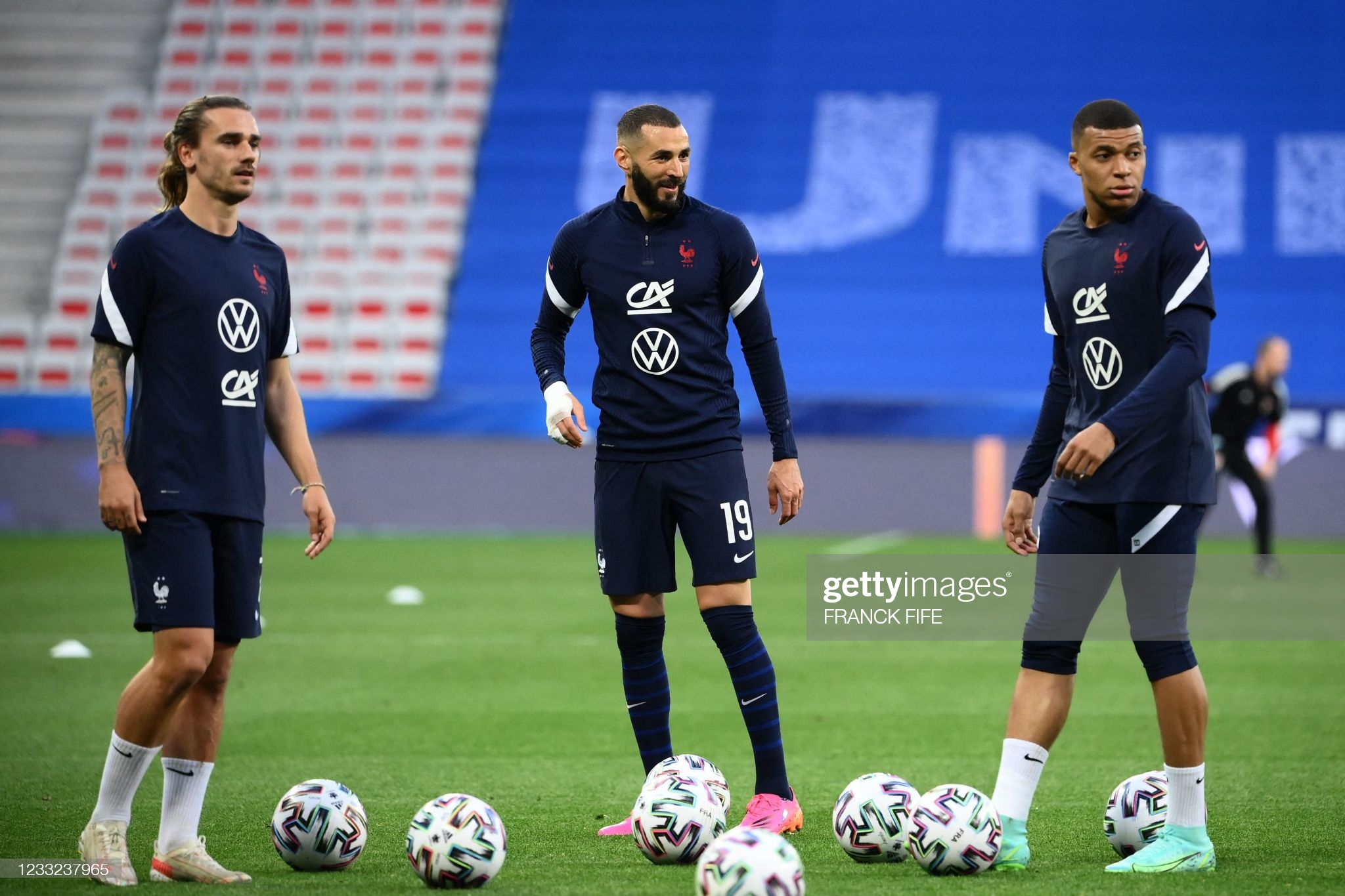 Pháp - Đức: Bên tám lạng, kẻ nửa cân